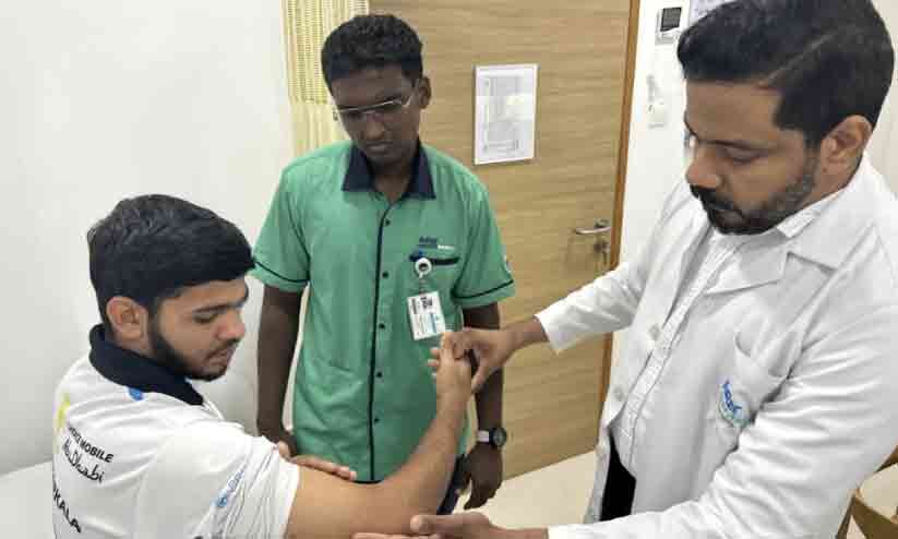 കൈ​ക്ക്​ ഗു​രു​ത​ര പ​രി​ക്കേ​റ്റ തൊ​ഴി​ലാ​ളി​ക്ക്​ വി​ദ​ഗ്​​ധ​ ചി​കി​ത്സ​യു​മാ​യി ആ​സ്റ്റ​ർ