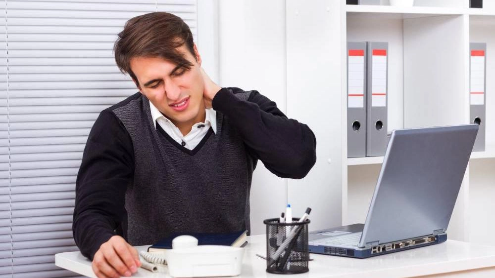 إفراط الأجهزة الإلكترونية..إجهاد للعظام والرقبة